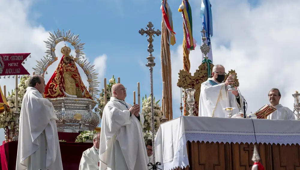 El obispo de Jaén monseñor Sebastián Chico Martínez oficia la solemne Misa Pontificial del día grande de la Romería de la Virgen de la Cabeza. EFE/ Carlos Cid