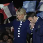 El presidente francés celebró la victoria junto a su mujer y sus seguidores en el Campo de Marte en París