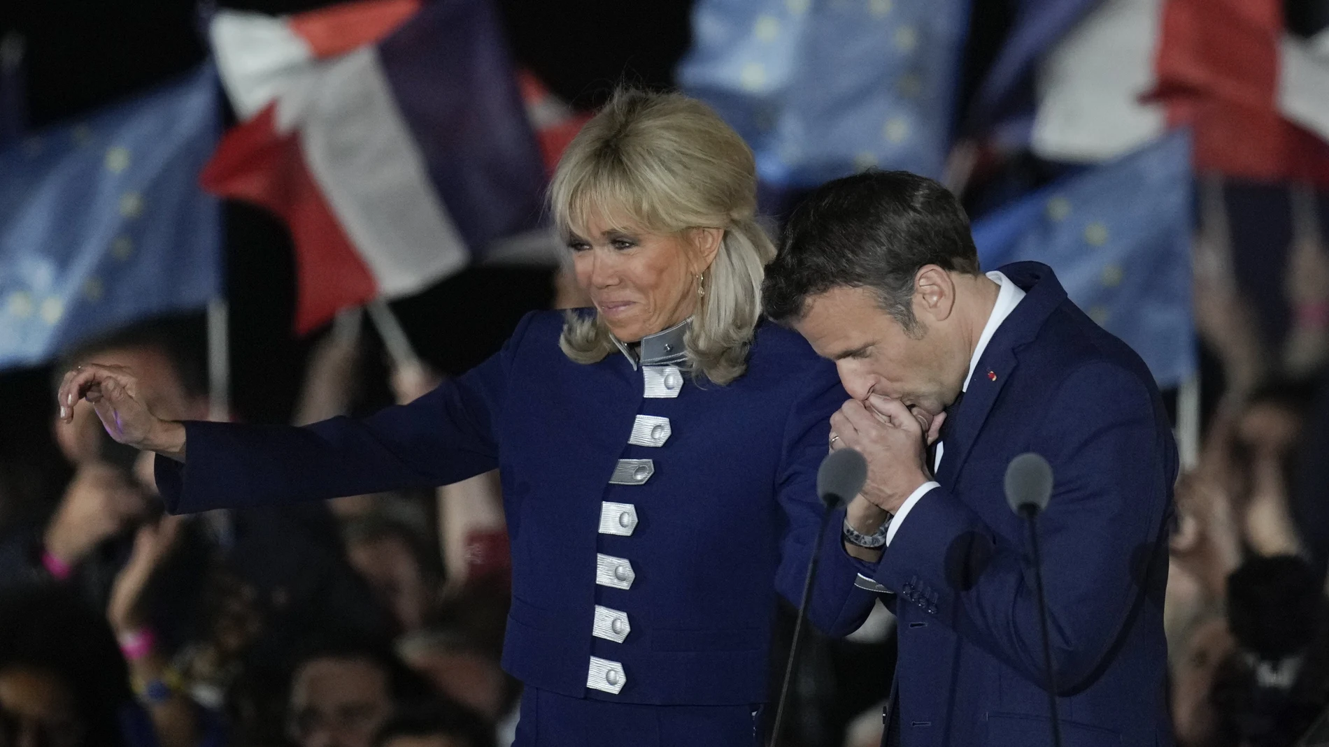El presidente francés celebró la victoria junto a su mujer y sus seguidores en el Campo de Marte en París