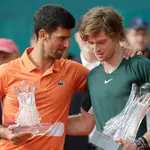 Novak Djokovic y Andrey Rublev, en la ceremonia de entrega de trofeos en Belgrado