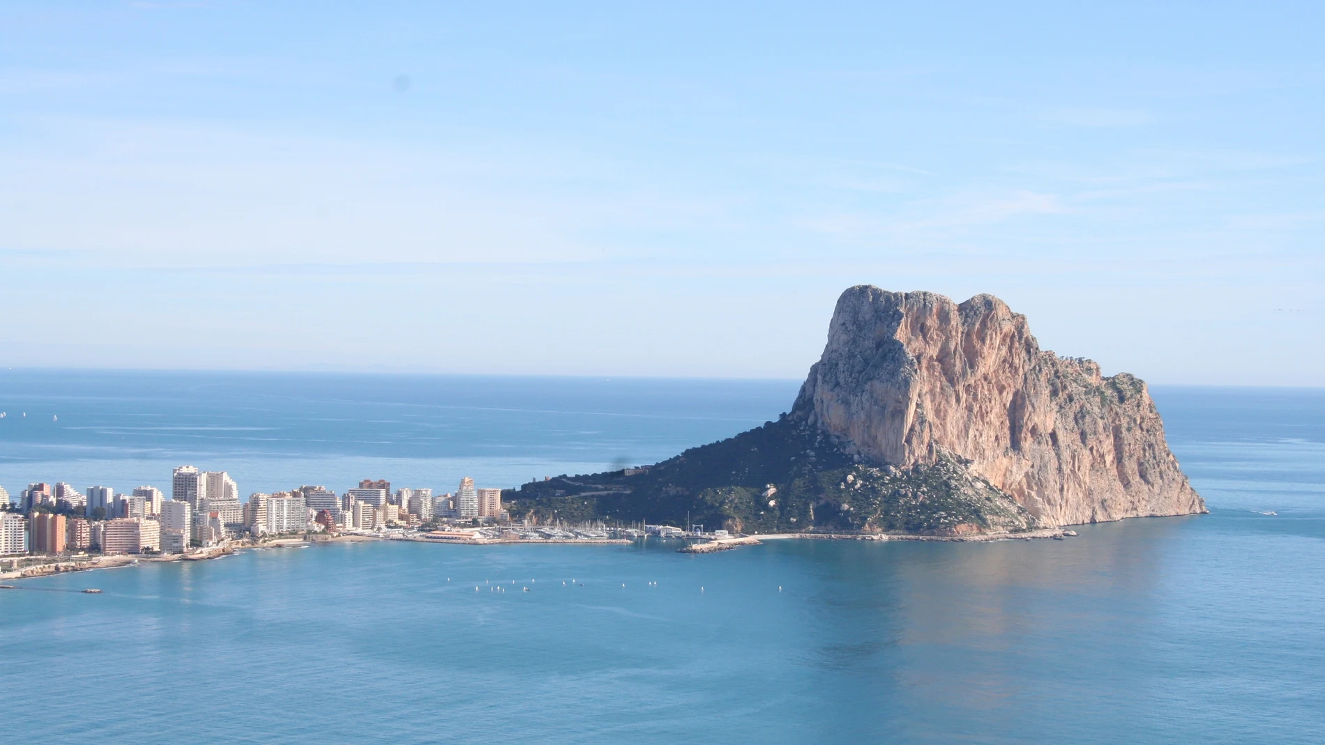 Buscan a dos jóvenes engullidos por el mar tras saltar desde el Peñón de Ifach