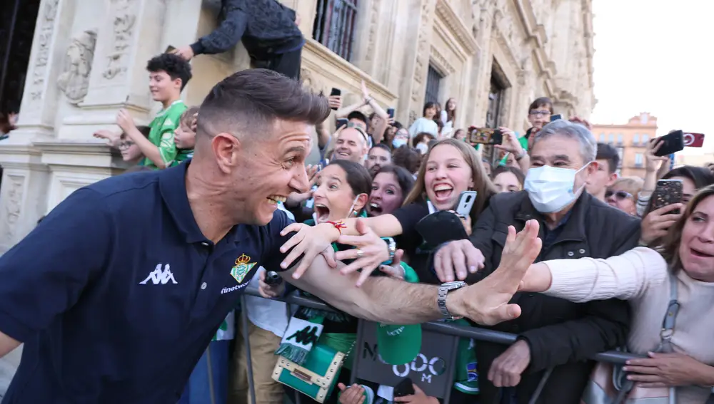 Joaquín Sanchez saluda a los aficionados. AFP7