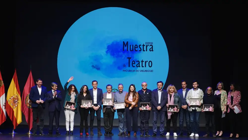Foto de familia del presidente de la Diputación de Valladolid, Conrado Íscar, con los premiados de la Muestra de Teatro Provincia de Valladolid.