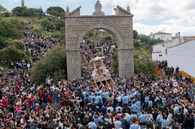 Miles de romeros disfrutaron del día grande de la Romería de la Virgen de la Cabeza. EFE/ Carlos Cid