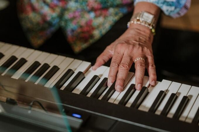 Chucho Valdés tocando el piano en casa de Sandra Foto: Starlite Catalana Occidente
