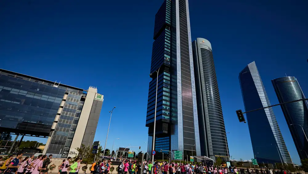 Maraton de Madrid 2022 Corredores pasan junto a los edificios de las 4 torres durante la celebración de la carrera popular Maraton de Madrid 2022