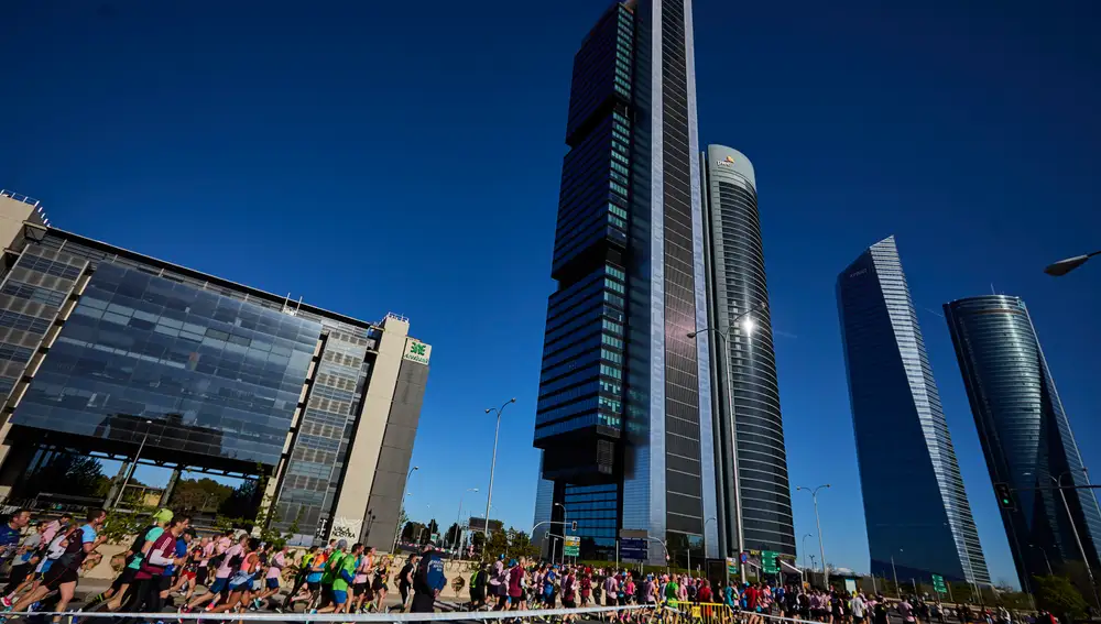 Maraton de Madrid 2022 Corredores pasan junto a las 4 torres durante la celebración de la carrera popular Maraton de Madrid 2022