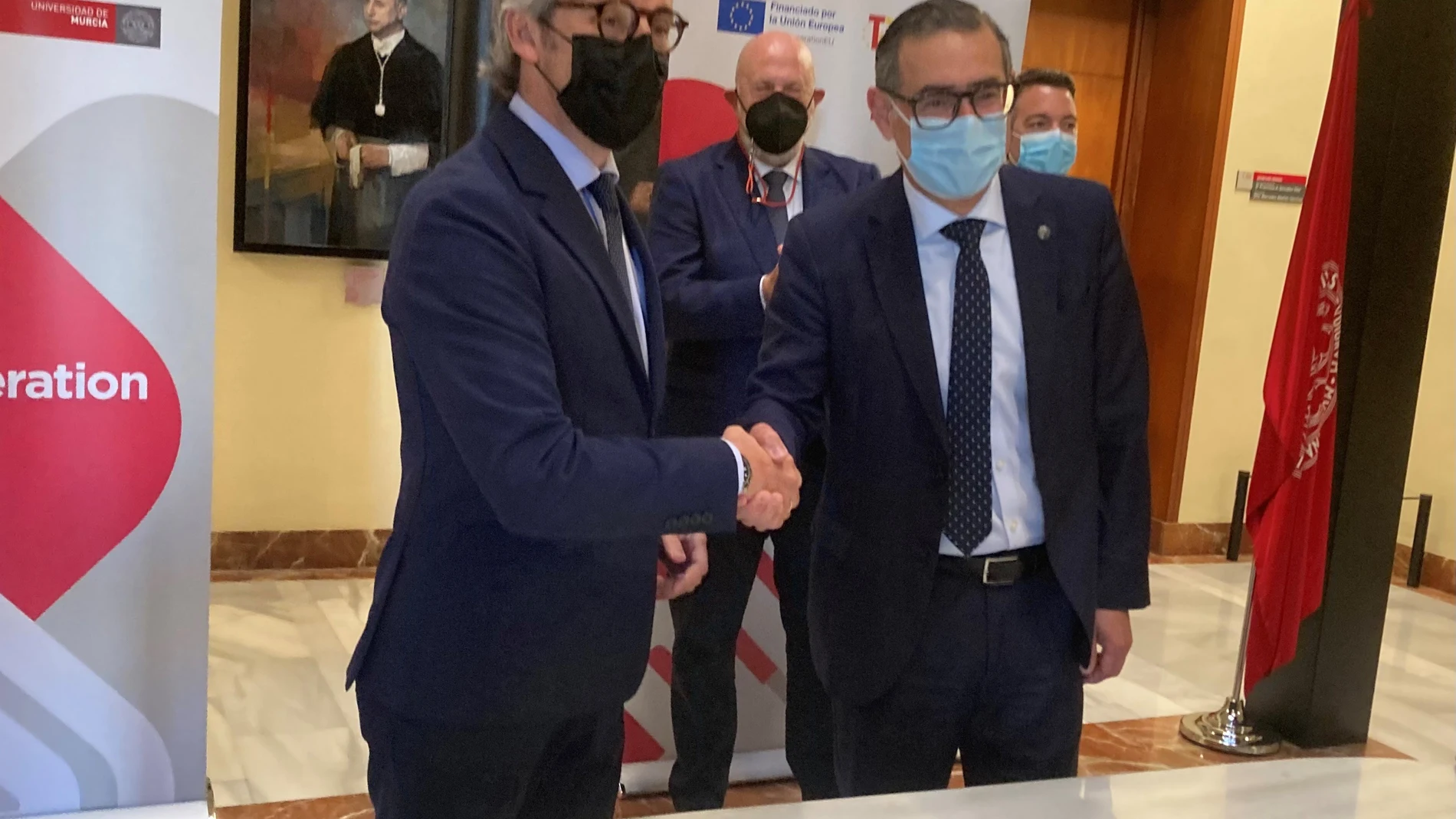 El consejero de Economía, Hacienda y Administración Digital, Luis Alberto Marín, y el rector de la UMU, José Luján, se saludan tras la firma del convenio por el que las dos instituciones colaborarán en la dinamización de los proyectos Next Generation