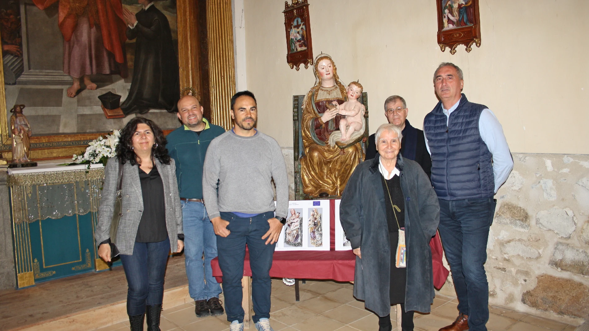El delegado territorial de la Junta en Segovia, José Mazarías visita el resultado de de la intervenciones en la Virgen con Niño y el Cristo Crucificado