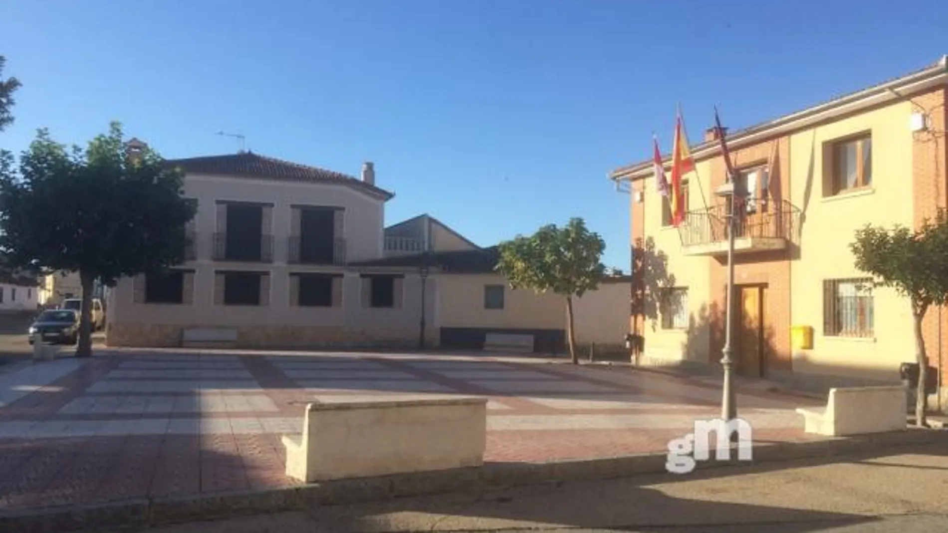 Plaza vacía en la localidad segoviana de Garcillán