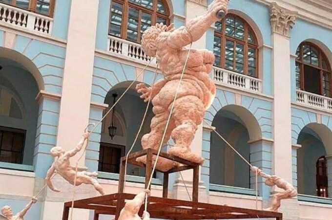 «Big Mother», de Oleg Kulik, ha desatado la polémica en la Feria de Arte de Moscú por considerarse una burla del símbolo ruso «¡La Madre Patria llama!»