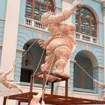«Big Mother», de Oleg Kulik, ha desatado la polémica en la Feria de Arte de Moscú por considerarse una burla del símbolo ruso «¡La Madre Patria llama!»