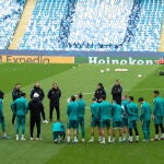 Ancelotti hablando con sus jugadores en el Etihad antes del Manchester City - Real Madrid