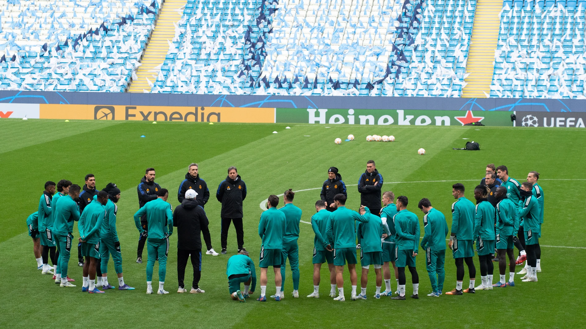 Ancelotti hablando con sus jugadores en el Etihad antes del Manchester City - Real Madrid
