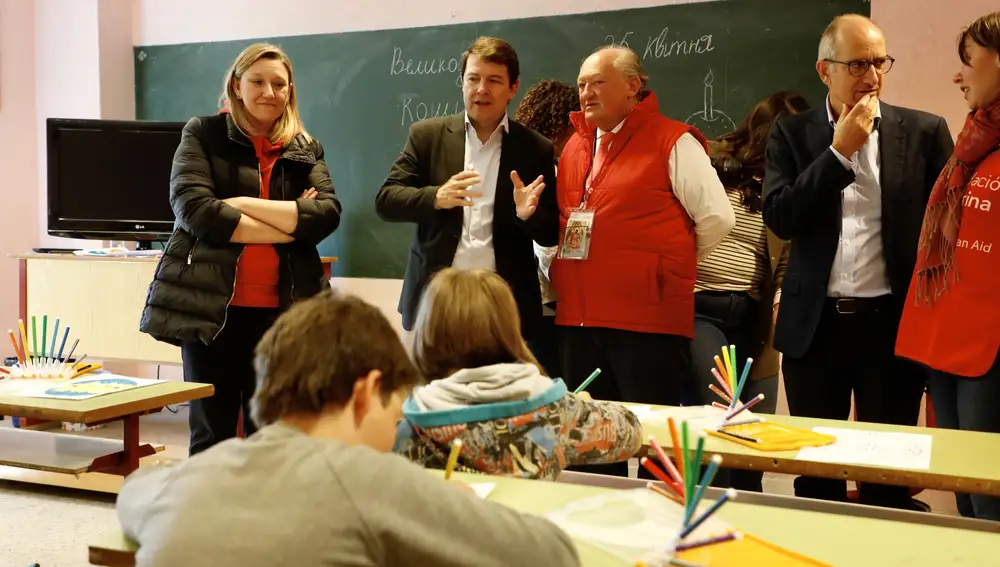 El presidente de la Junta de Castilla y León, Alfonso Fernández Mañueco, realiza una visita al colegio La Inmaculada de Armenteros, en Salamanca, que acoge a menores refugiados de Ucrania.