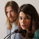 MADRID, 18/04/2022.- Los portavoces de Podemos Isa Serra y Pablo Fernández, durante la rueda de prensa ofrecida este lunes en Madrid. EFE/Sergio Pérez