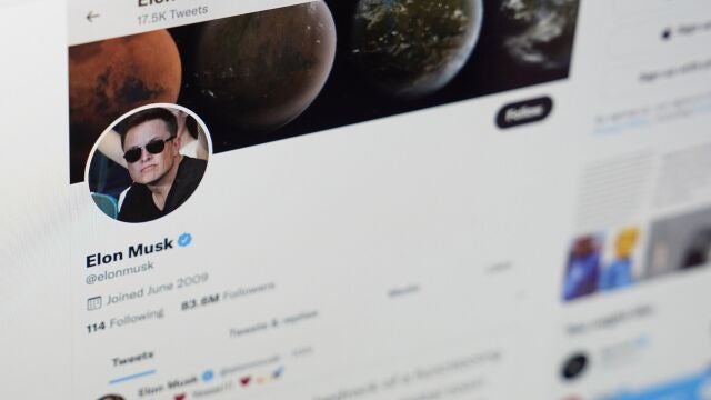 La cuenta de Elon Musk, nuevo propietario de Twitter, en la red social. (AP Photo/Eric Risberg)