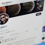 La cuenta de Elon Musk, nuevo propietario de Twitter, en la red social. (AP Photo/Eric Risberg)