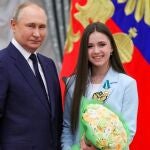 Vladimir Putin posa con Kamila Valieva