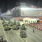 Desfile militar para conmemorar el 90 aniversario del ejército de Corea del Norte en la plaza Kim Il Sung en Pyongyang, Corea del Norte