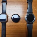 El prototipo de Pixel Watch encontrado en un restaurante junto a un Apple Watch de 40 mm y un Galaxy Watch de 46 mm.