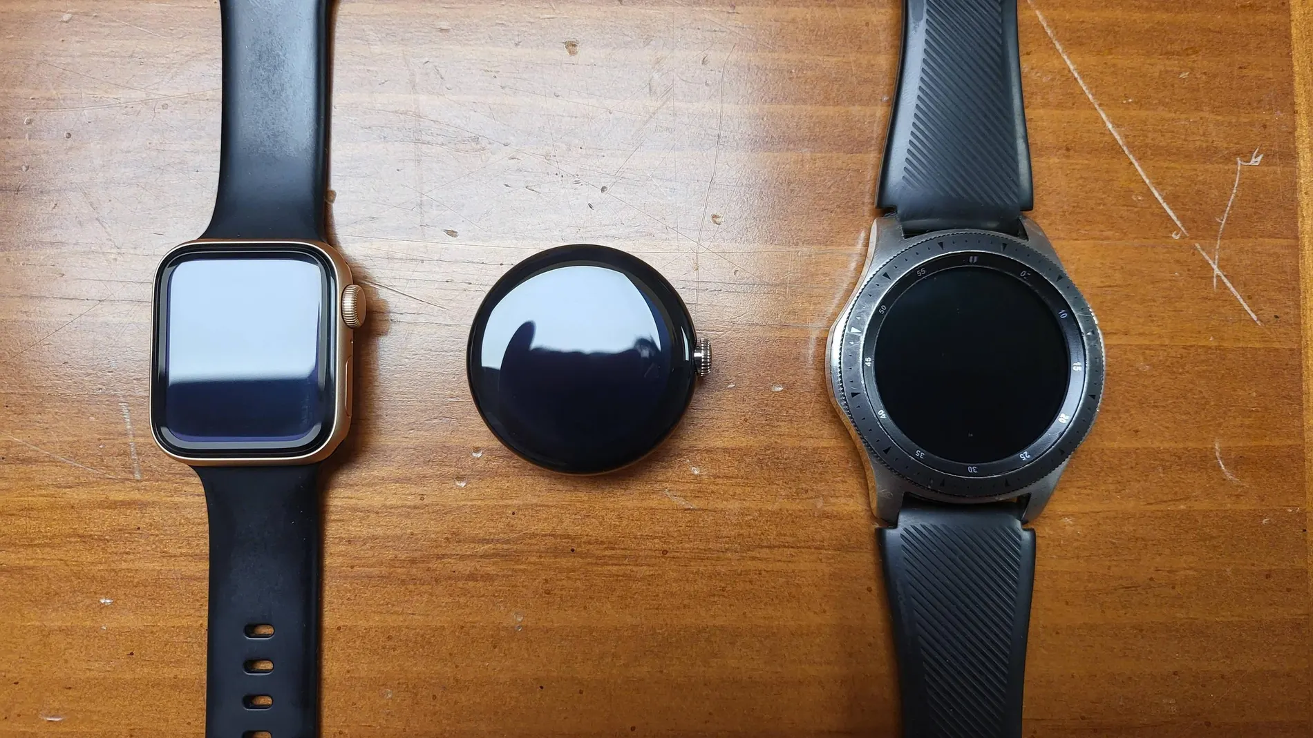 El prototipo de Pixel Watch encontrado en un restaurante junto a un Apple Watch de 40 mm y un Galaxy Watch de 46 mm.