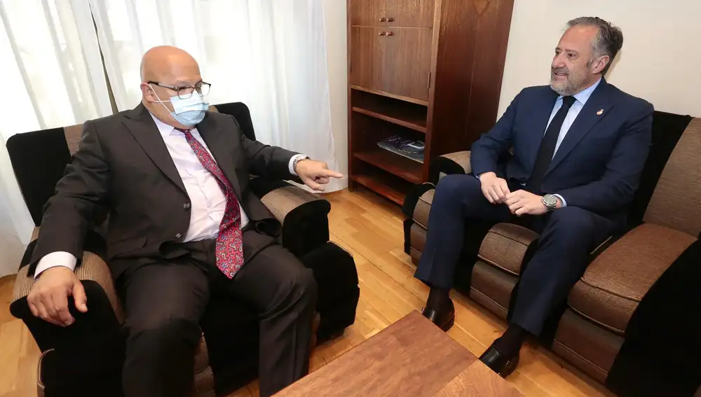 Carlos Pollán se reúne con el subdelegado del Gobierno, Faustino Sánchez