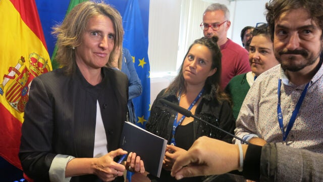 GRAF9143. BRUSELAS (BÉLGICA), 26/04/2022.- La vicepresidenta española y ministra para la Transición Energética, Teresa Ribera (i), atiende a los medios de comunicación tras una rueda de prensa en la que se anunció el acuerdo de España y Portugal con la Comisión Europea (CE) para limitar el impacto del gas en la formación de precios del mercado eléctrico en la península ibérica. EFE/ Leo Rodríguez