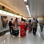 Mujeres vestidas de flamenca en una estación de Metro