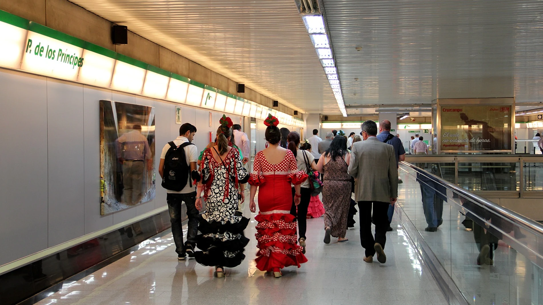 Mujeres vestidas de flamenca en una estación de Metro