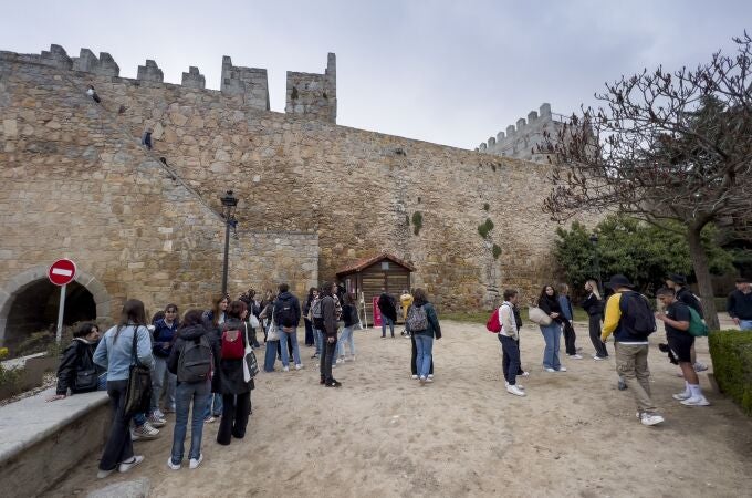 Turistas en el acceso a la Muralla en la Plaza de Adolfo Suárez durante la Semana Santa pasada