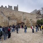 Turistas en el acceso a la Muralla en la Plaza de Adolfo Suárez durante la Semana Santa pasada