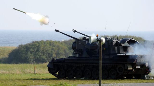 Un carro de combate 'Gepard' lanza un misil tierra-aire Stinger durante unas maniobras militares en Alemania Carsten Rehder/dpa (Foto de ARCHIVO) 06/10/2010 ONLY FOR USE IN SPAIN