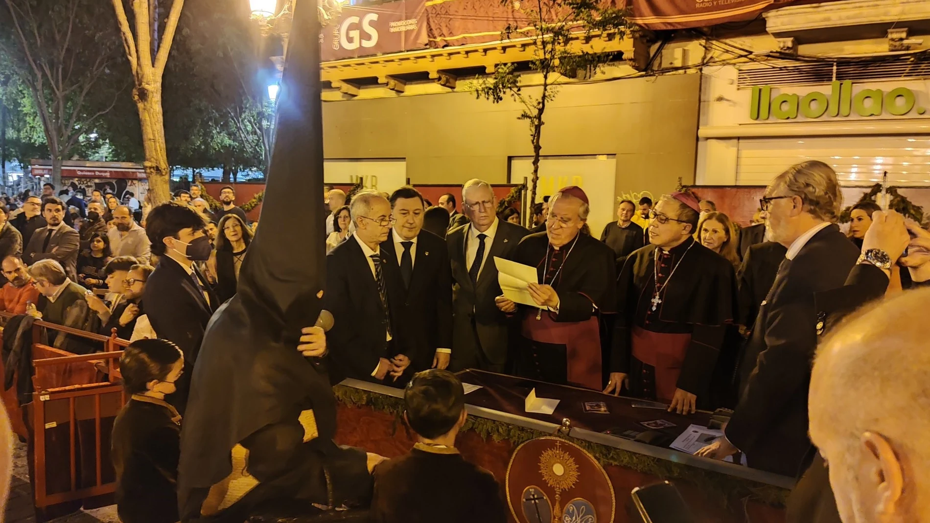 Monseñor Saiz Meneses preside el palquillo del Consejo en La Campana al paso de la hermandad de El Silencio en la Semana Santa. CONSEJO HHCC