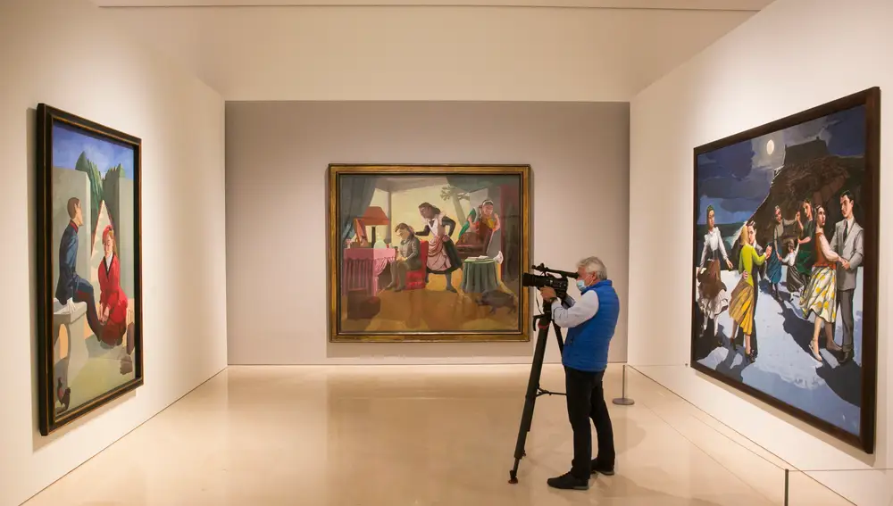 Las obras &quot;Las criadas&quot; (c), &quot;El cadete y su hermana&quot; (i) y &quot;El baile&quot; (d) de Paula Rego, en el Museo Picasso de Málaga