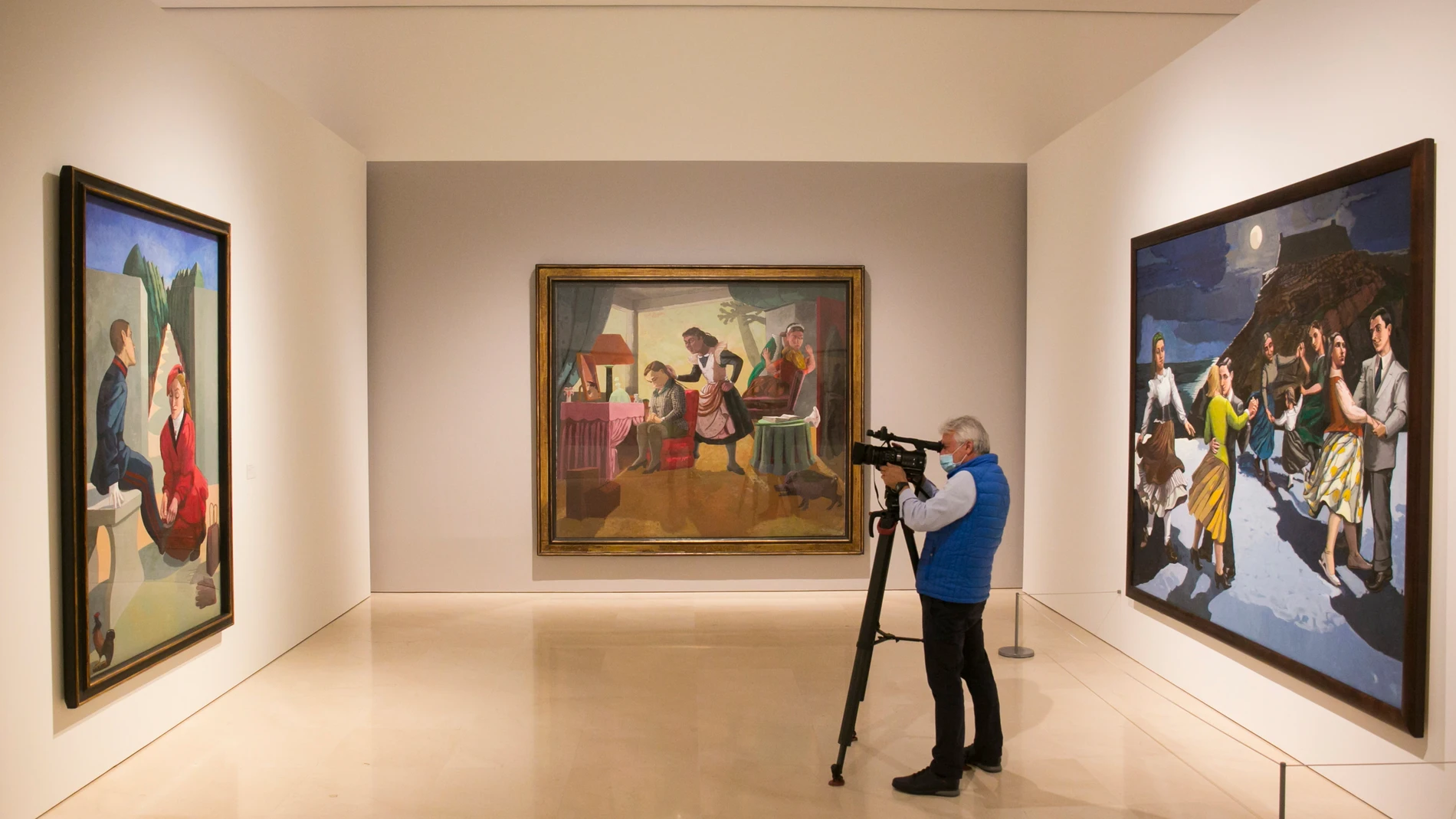 Las obras "Las criadas" (c), "El cadete y su hermana" (i) y "El baile" (d) de Paula Rego, en el Museo Picasso de Málaga