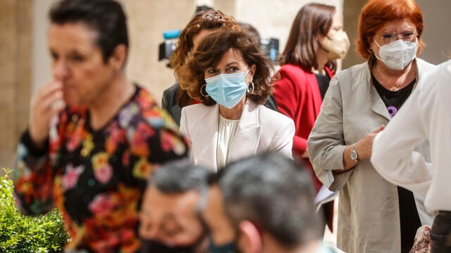La presidenta de la Comisión de Igualdad del Congreso y ex vicepresidenta del Gobierno Carmen Calvo (i), y la delegada del Gobierno en la Comunidad Valenciana, Gloria Calero (d), durante un acto donde se ha reconocido el trabajo de varias mujeres durante la pandemia, en el Palau del Temple, a 26 de abril de 2022, en Valencia, Comunidad Valenciana (España). El acto, organizado por la delegación del Gobierno en la Comunidad Valenciana, tiene como principal objetivo reconocer el trabajo de 14 mujeres pertenecientes a sectores esenciales en los primeros momentos de la pandemia. 26 ABRIL 2022 Rober Solsona / Europa Press 26/04/2022