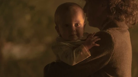 El pequeño se convierte con planos escogidos en el protagonista de la ficción que con balbucear todo lo consigue