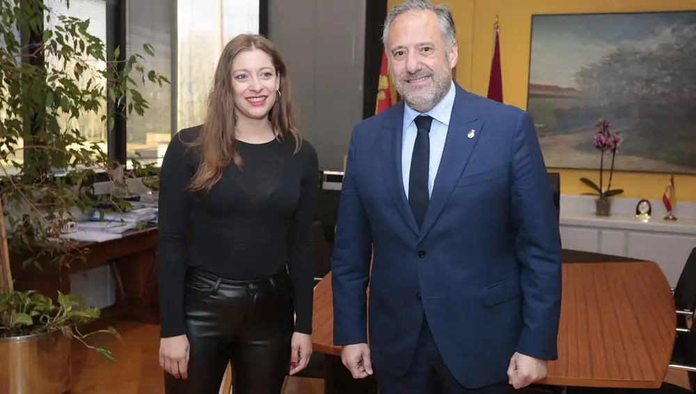 Carlos Pollán se reúne con la delegada territorial de la Junta en León, Esther Muñoz