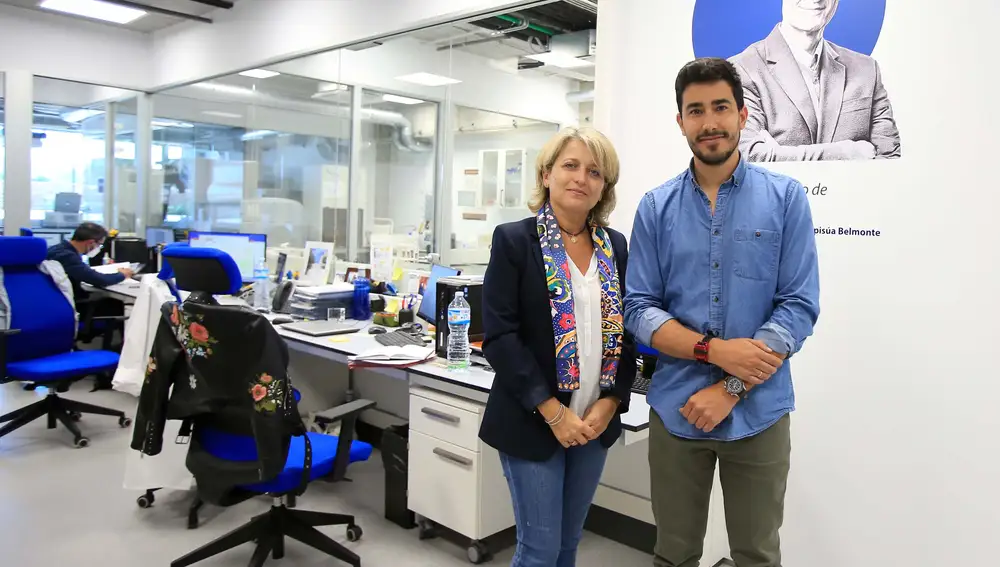 Estrella Núñez y Rubén Rabadán, coautores del artículo, en el laboratorio 'Izpisua Belmonte', del UCAM HiTech.