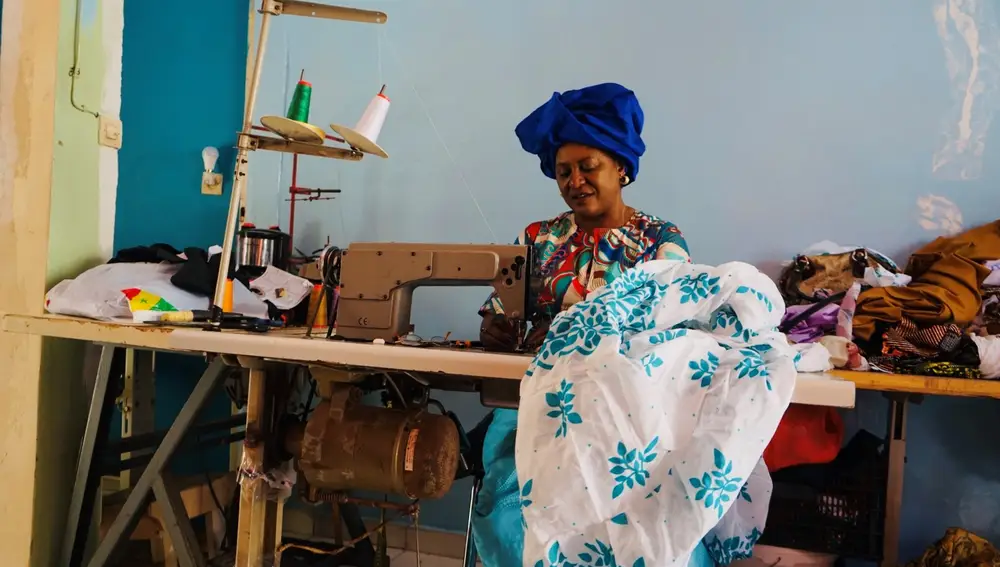 Dora trabaja todas las semanas, siete días a la semana, para dar forma a algunos de los accesorios de moda más codiciados del barrio de Fann Hock (Dakar)