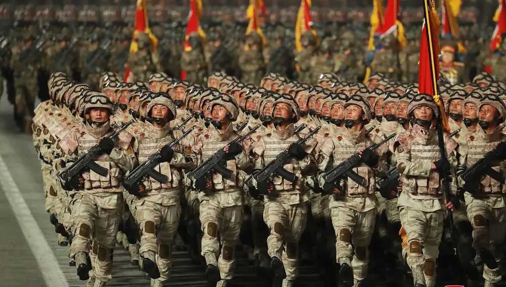 Desfile militar en Corea del norte para celebrar el 90 aniversario del Ejército norcoreano