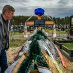 Un hombre visita la tumba de un familiar que murió en el frente durante la ocupación de la ciudad de Slavutych, en el norte de Ucrania
