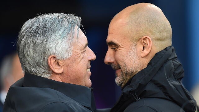Carlo Ancelotti y Guardiola se saludan antes del encuentro