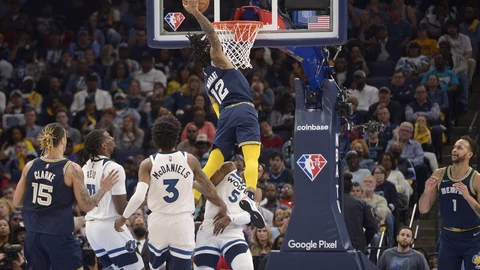 Ja Morant machaca el aro por encima de Malik Beasley en el Gizzlies - Timberwolves