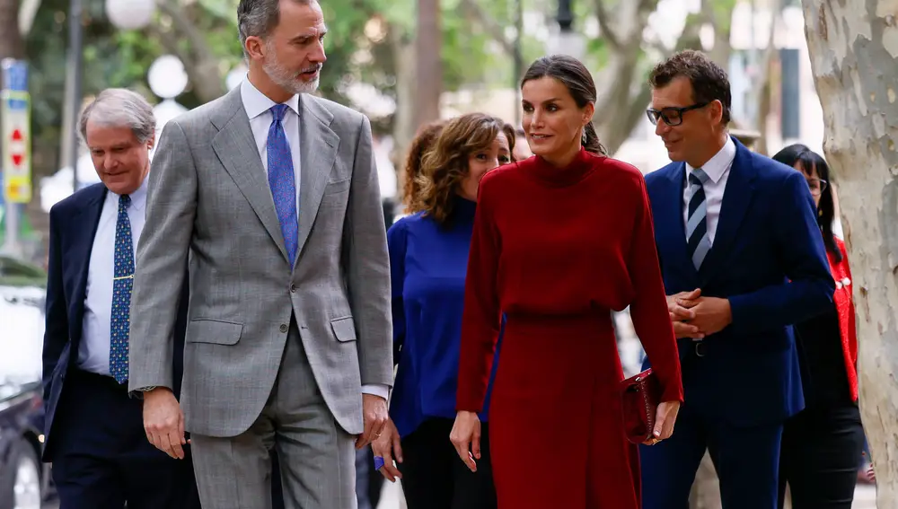 La presidenta de Baleares, Francina Armengol (c) junto con el rey Felipe VI (2i) y la reina Letizia (2d) a su llegada al acto de presentación &quot;Tour del Talento&quot;
