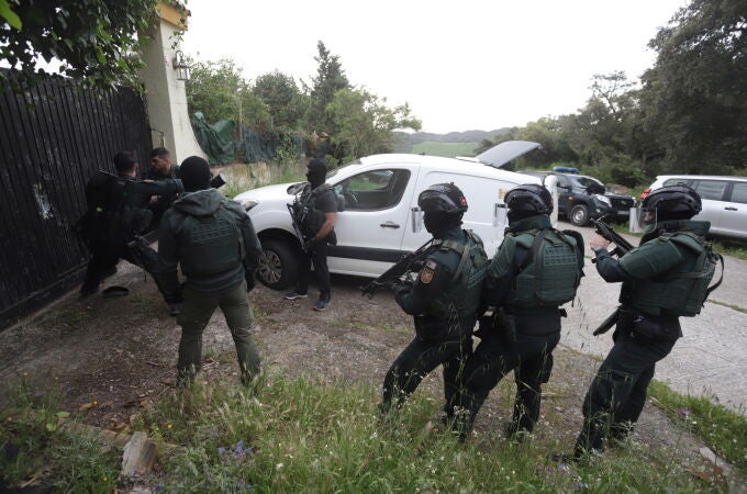Agentes de la Guardia Civil durante uno de los registros realizados en la urbanización de Benharás en Los Barrios (Cádiz) en el marco de un amplio operativo contra la droga. EFE/A.Carrasco Ragel.