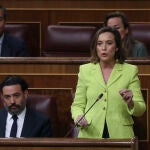 GRAF9453. MADRID, 27/04/2022.- La portavoz parlamentaria del Partido Popular, Cuca Gamarra (d) interviene en el Pleno del Congreso celebrado este miércoles. EFE/ J.J.Guillén