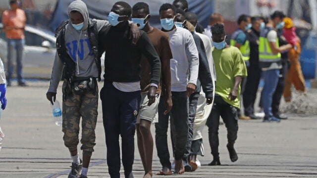 Rescatan a 56 inmigrantes en riesgo de volcar a 107 kilómetros de Fuerteventura