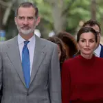 El rey Felipe VI (i) y la reina Letizia (d) a su llegada al acto de presentación &quot;Tour del Talento&quot; y el anuncio del ganador del Premio Fundación Princesa de Girona 2022 en la categoría de Investigación Científica en Palma de Mallorca este miércoles.